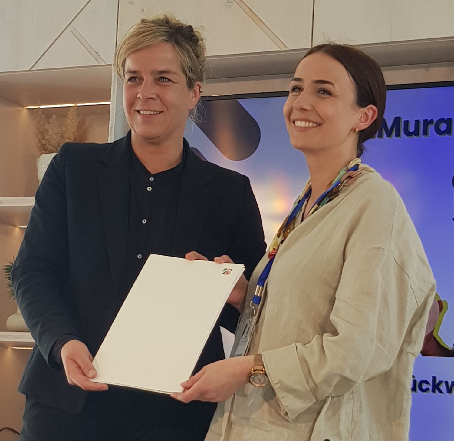 NRW-Wirtschaftsministerin Mona Neubaur überreicht das 3.500 Gründerstipendium NRW an Laura Muschalla, Mitgründerin von Ve.mura.